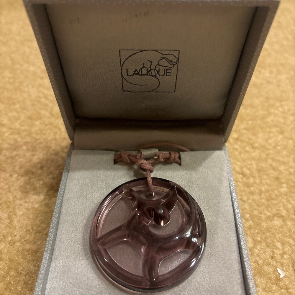 Lalique crystal pendant with chain